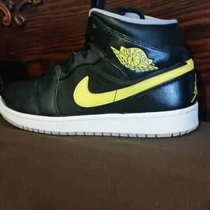 AJ 1 mid black yellow not volt